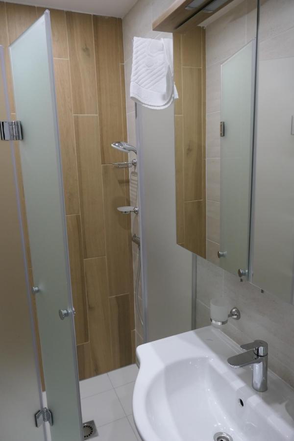 Hotel Mediterraneo 입스 안 데어 도나우 외부 사진