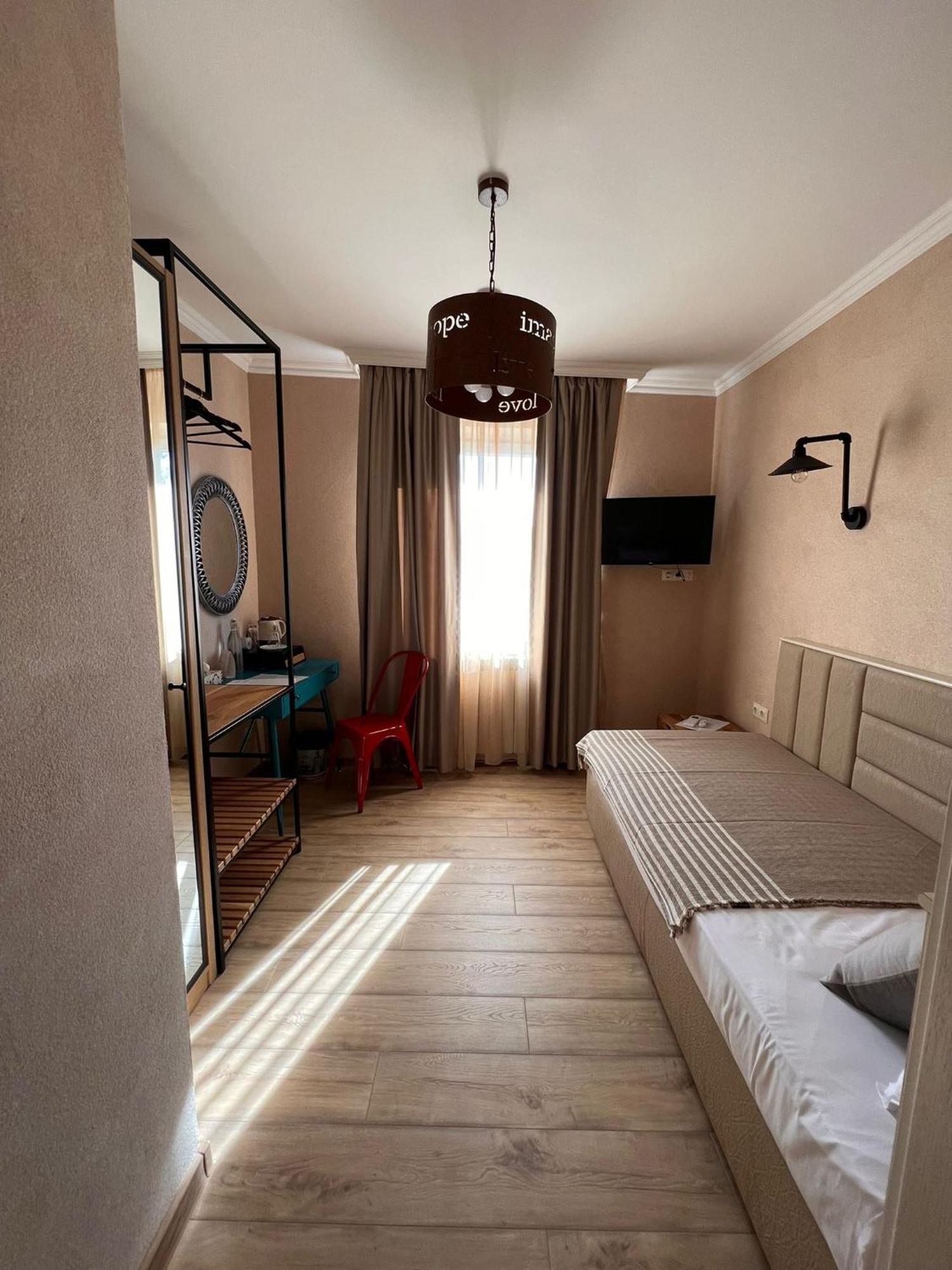 Hotel Mediterraneo 입스 안 데어 도나우 외부 사진